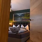 Lerchpeuntgut Almchalets * Tamsweg